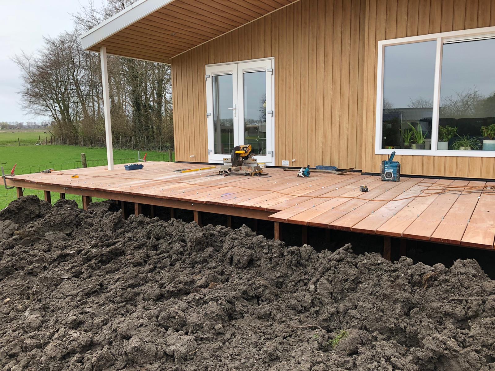 Denzo Creëert Hardhouten Terras Chalet. In Opdracht Van Huisman B.V.