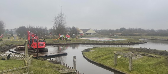 Denzo poedelt zich lekker door in de speelvijver. Opdrachtgever Attractiepark De Goudvis