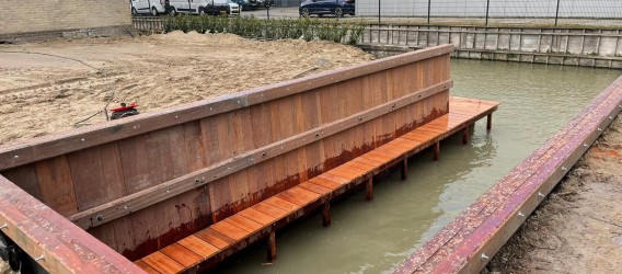 Damwanden, beschoeiing met trap en haventje. Opdrachtgever Roy Besseling