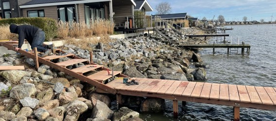 Damwand grondkeringen en steiger met trap. Opdrachtgever Huisman Venhuizen.